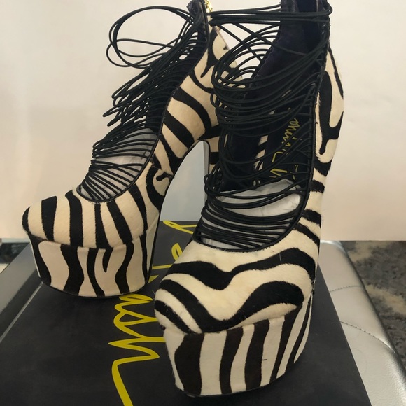 London Trash Ceres pumps in Zebra size 7 - Picture 2 of 8